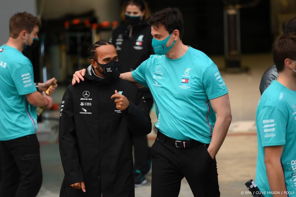 Teambaas Mercedes wijt fout aan radioprobleem en looft Russell