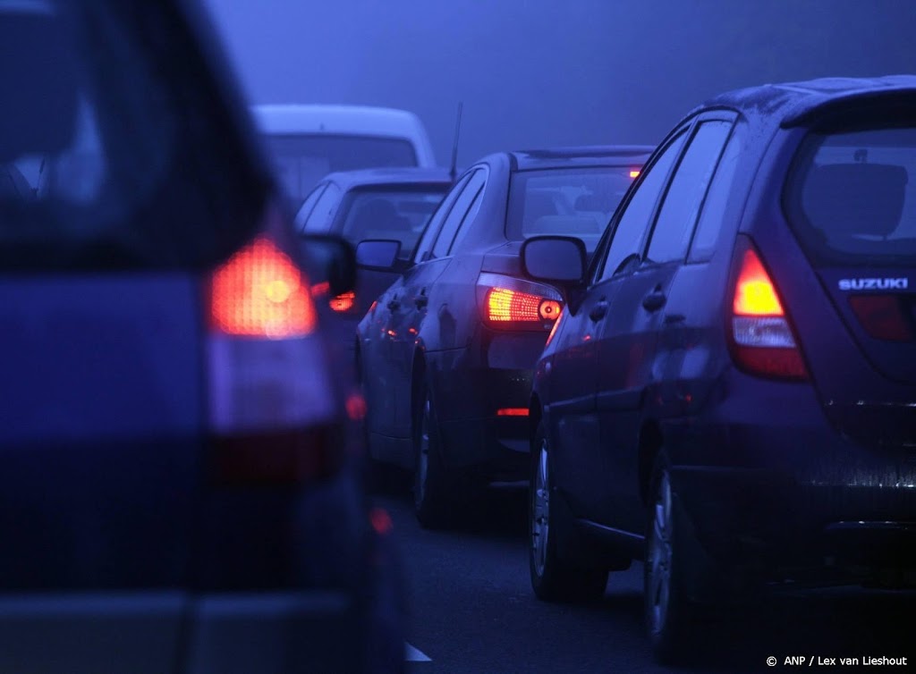 Dichte mist zuiden en zuidwesten, maandagavond sneeuw in oosten