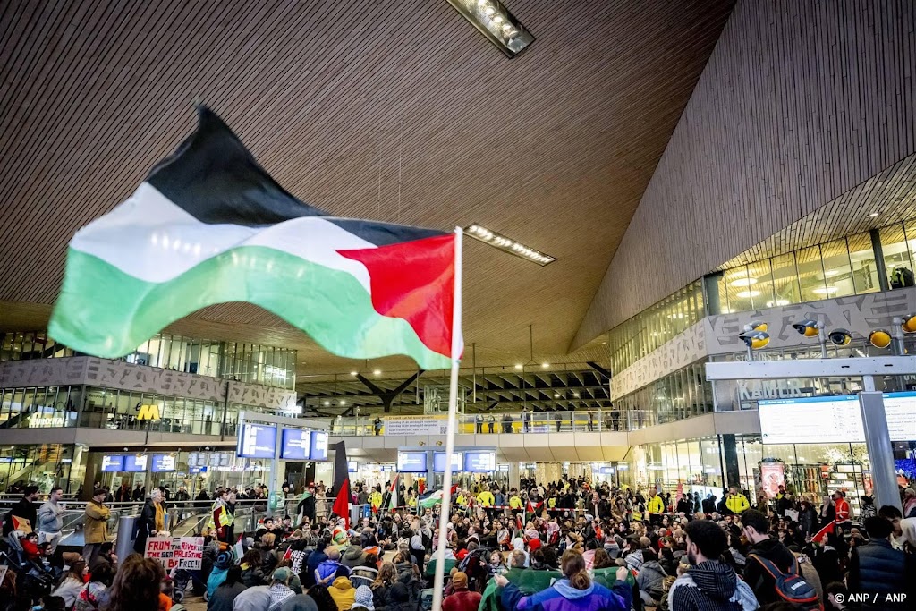 Pro-Palestijnse actievoerders houden sit-ins op stations