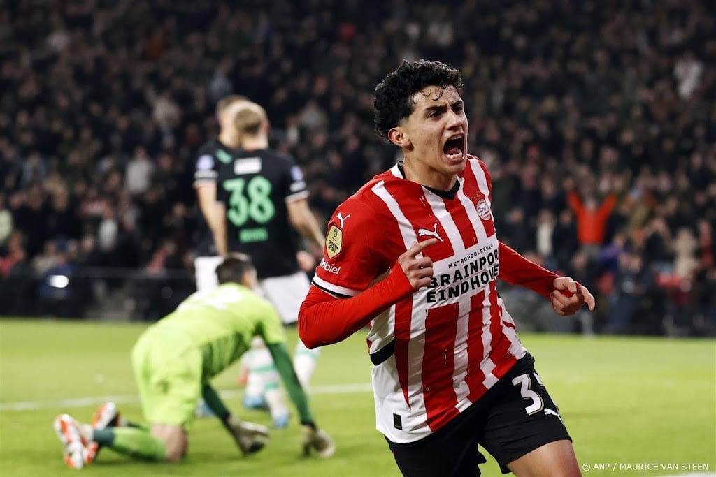 Koploper PSV scoort zes keer tegen FC Twente