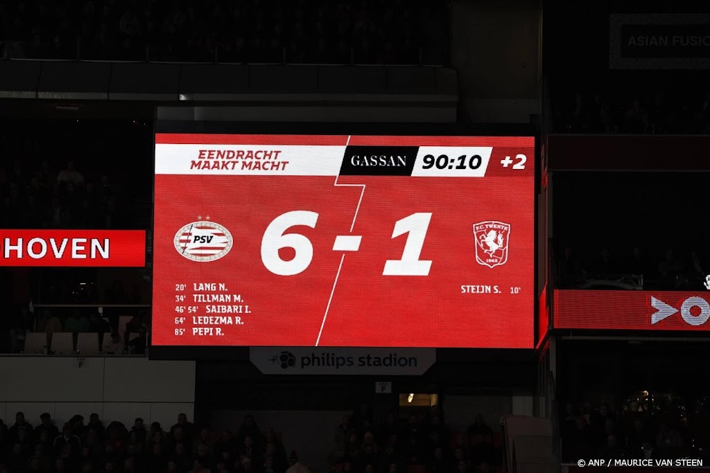 PSV verstevigt koppositie in voetbalshow tegen FC Twente 