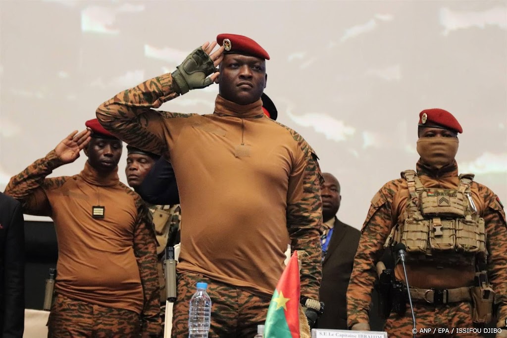 Juntaleider Burkina Faso stuurt premier weg en ontbindt regering