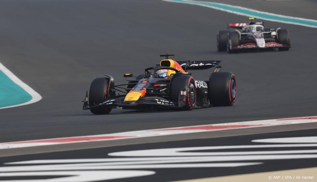 Verstappen rijdt in stuiterende auto derde tijd in training 