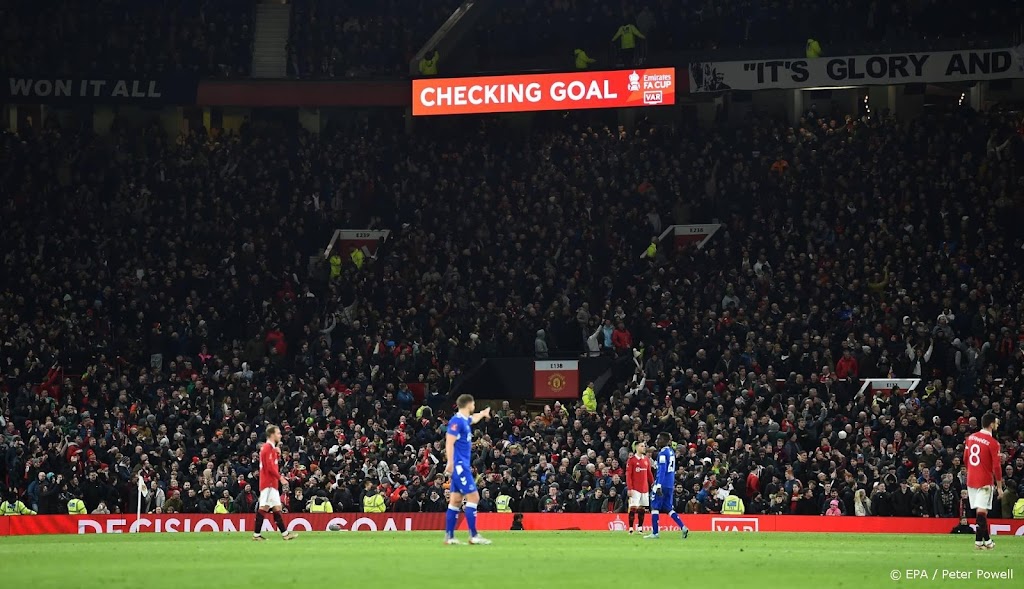 Engelse voetbalbond stelt onderzoek in naar homofobe spreekkoren