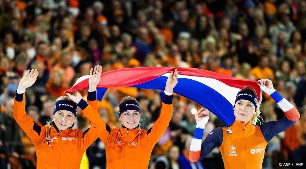 Schaatssters pakken bij EK vierde titel op ploegachtervolging