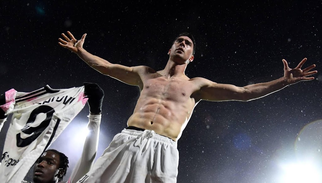 Spits Vlahovic laat Juventus in blessuretijd ontsnappen