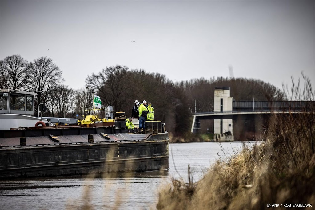 Limburgs kanaal weer open na wegslepen vastgelopen schip in Maas