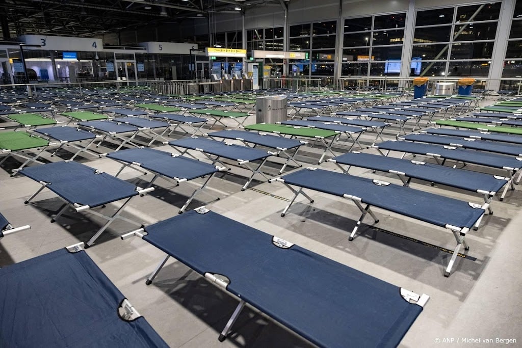 Meer dan duizend gestrande reizigers hebben overnacht op Schiphol