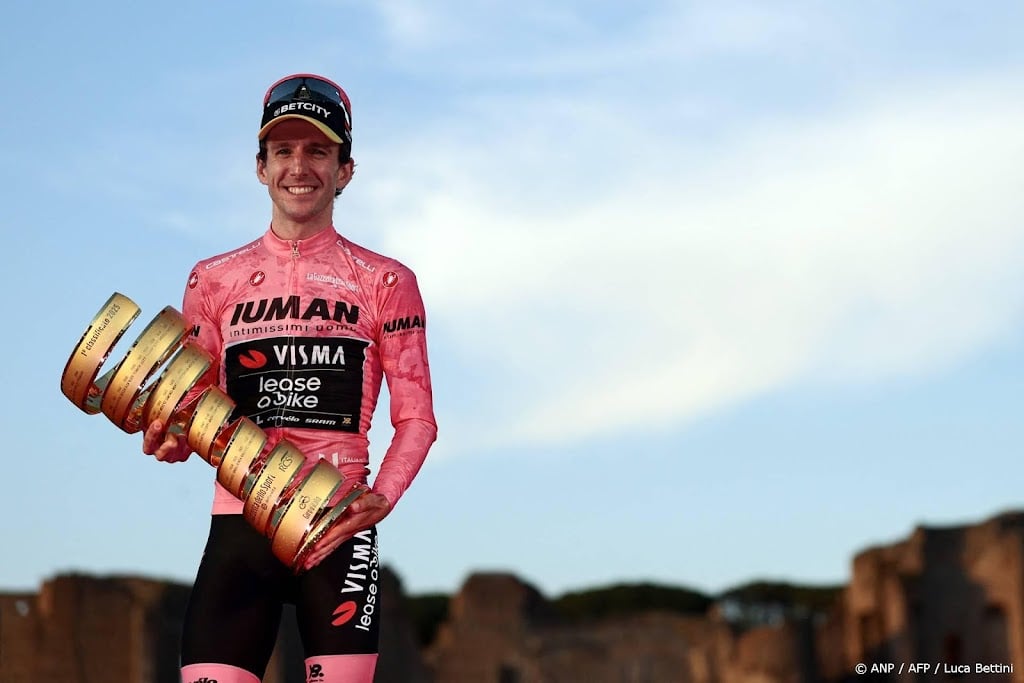 Giro-winnaar Simon Yates stopt per direct als wielrenner