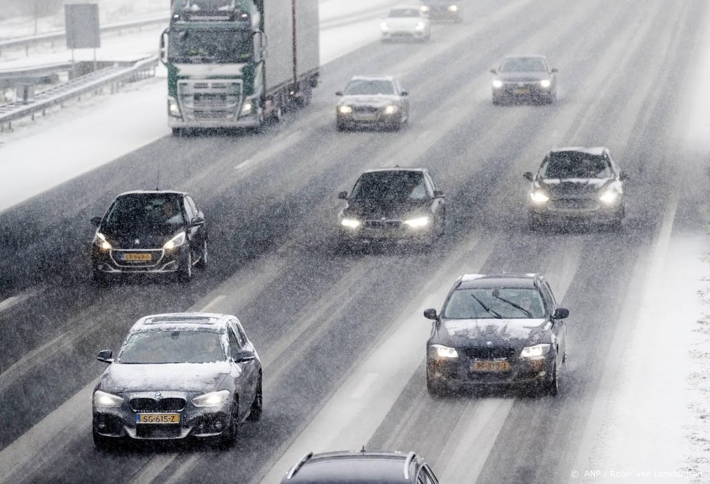 Politie waarschuwt: flinke boete voor niet sneeuwvrij maken auto