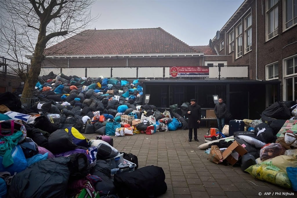 Turkse Nederlanders zamelen massaal hulpgoederen in