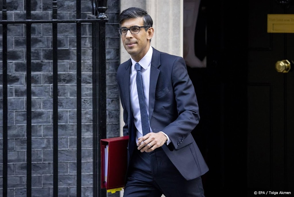 Geplaagde Britse premier stelt nieuwe ministers aan