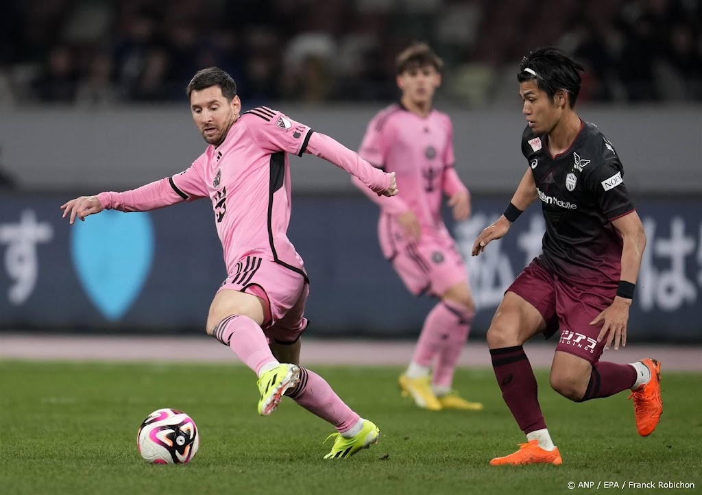 Messi laat zich in Tokio wel half uur zien aan fans
