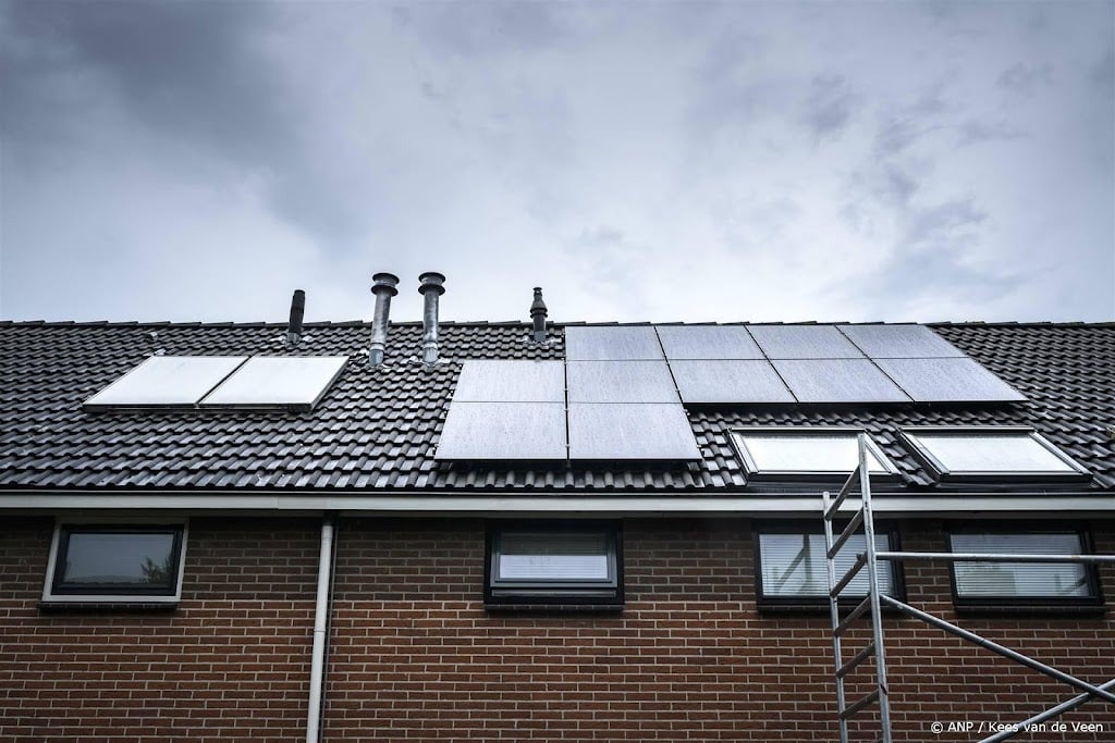 Uitzetten zonnepaneel op zonnig moment kan druk op net halveren