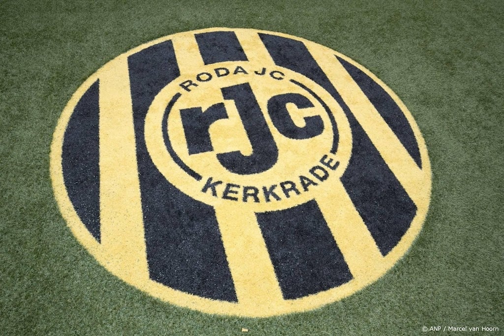 Roda JC veroordeelt vuurwerkactie van fans in duel met ADO