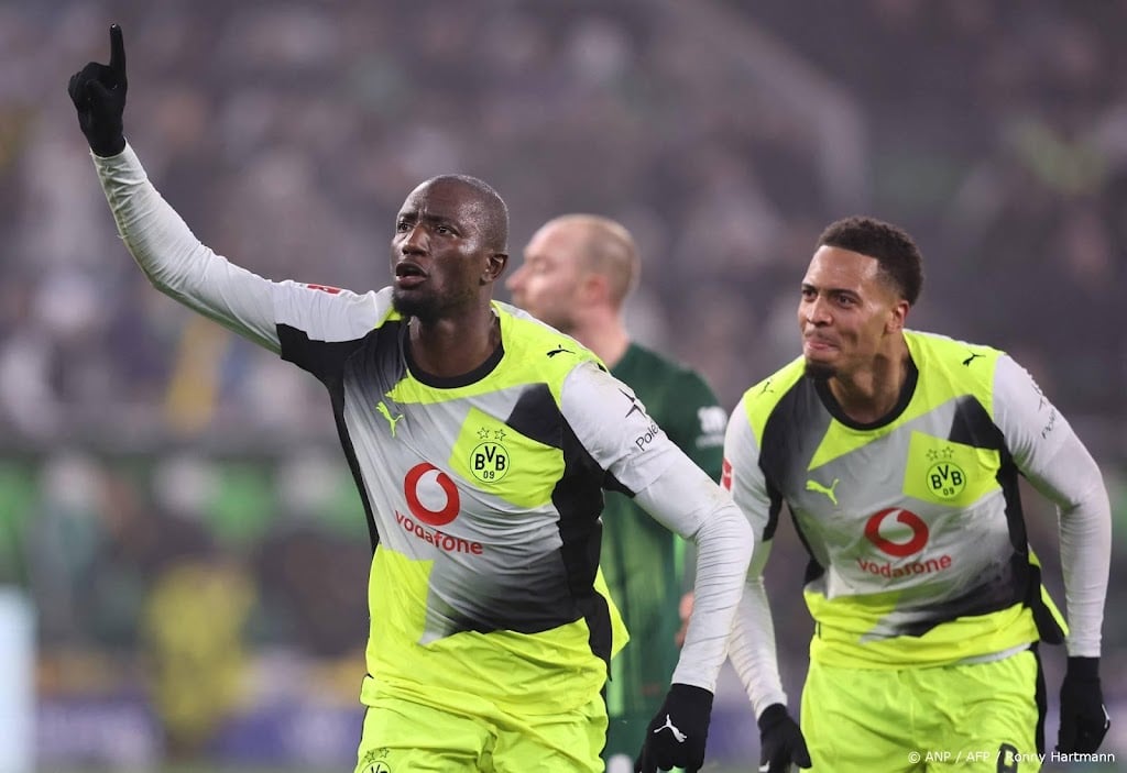 Dortmund houdt druk op Bayern dankzij late zege op Wolfsburg