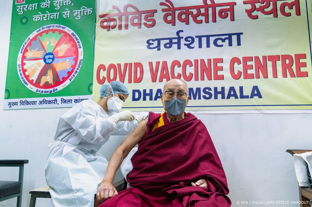 Dalai Lama krijgt eerste coronaprik