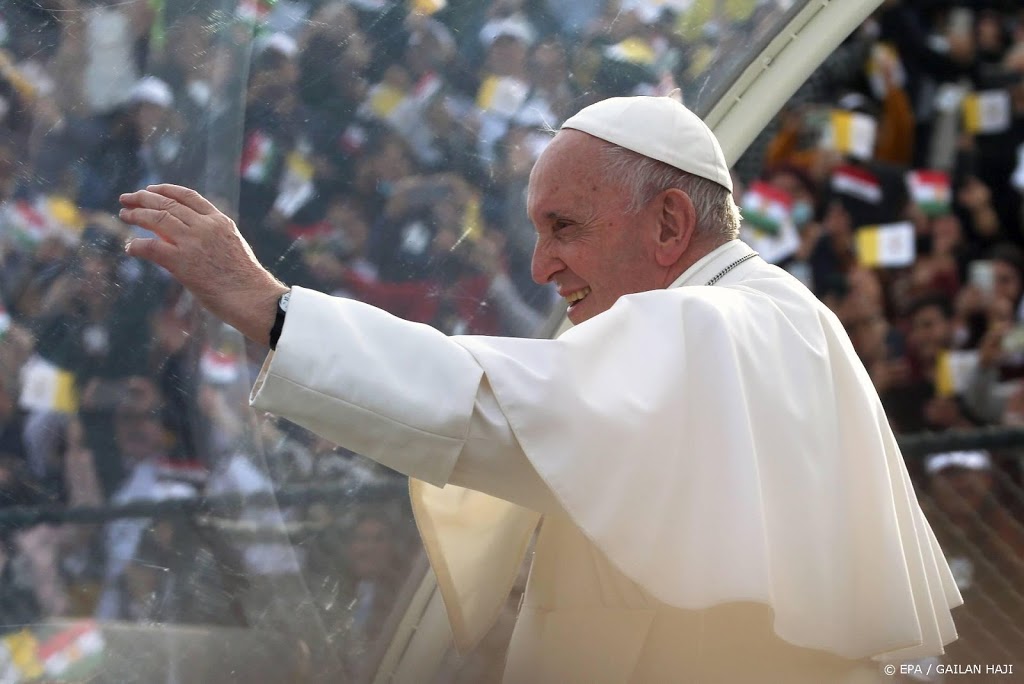 Paus ontmoet vader omgekomen vluchtelingetje Alan Kurdi 