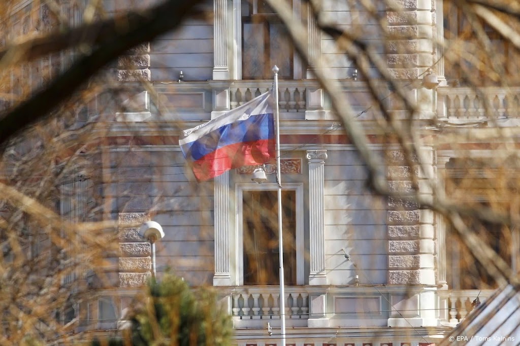 Russen laaiend omdat truck door poort ambassade Ierland reed 