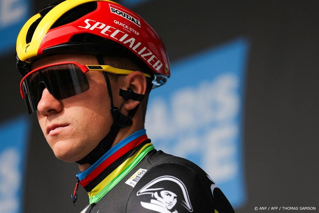 Wielrenner Evenepoel noemt verbod op hoofdsok 'lachwekkend'
