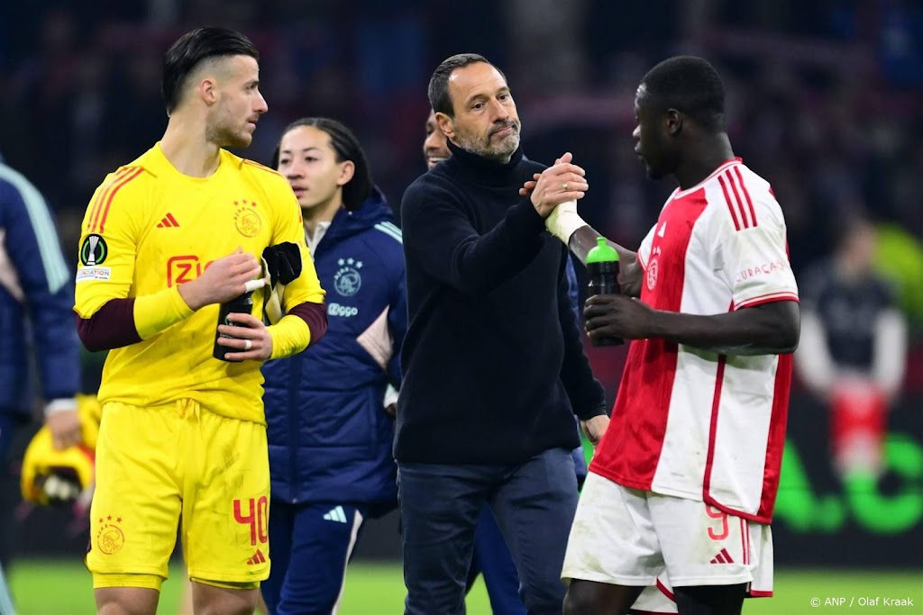 Trainer Van 't Schip geeft spelers van Ajax groot compliment