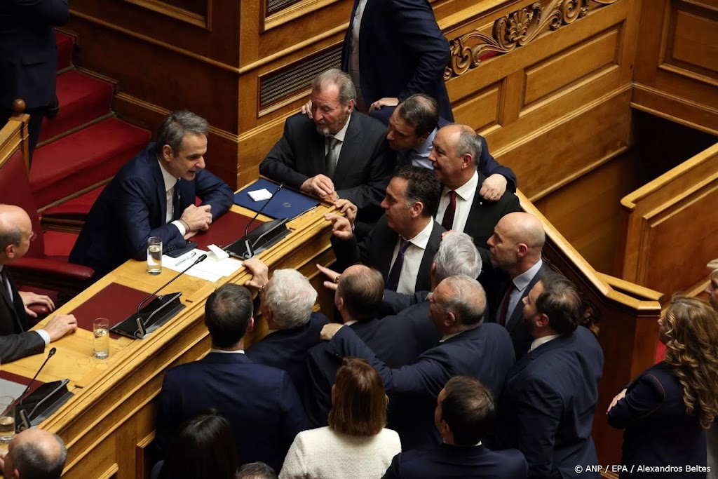 Griekse regering overleeft motie van wantrouwen rond treinramp 