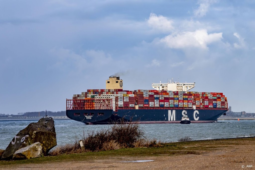 Eerste 'fileschip' uit Suezkanaal vaart haven Rotterdam binnen