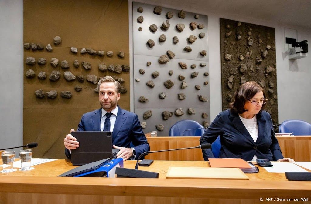Oppositie hard over mondkapjesdeal, eist goed verhaal van De Jonge