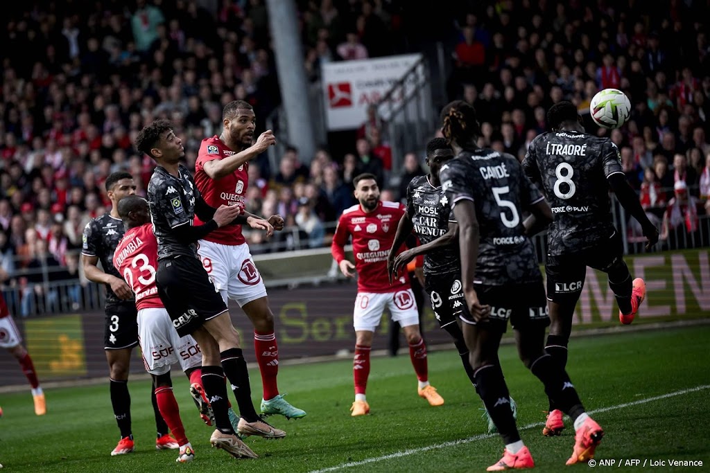 Stade Brest en doelman Bizot verkleinen achterstand op PSG