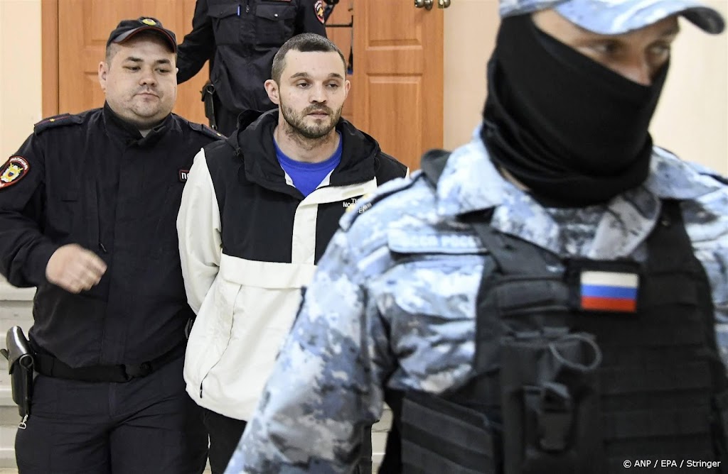 In Rusland gevangen Amerikaan komt vervroegd vrij