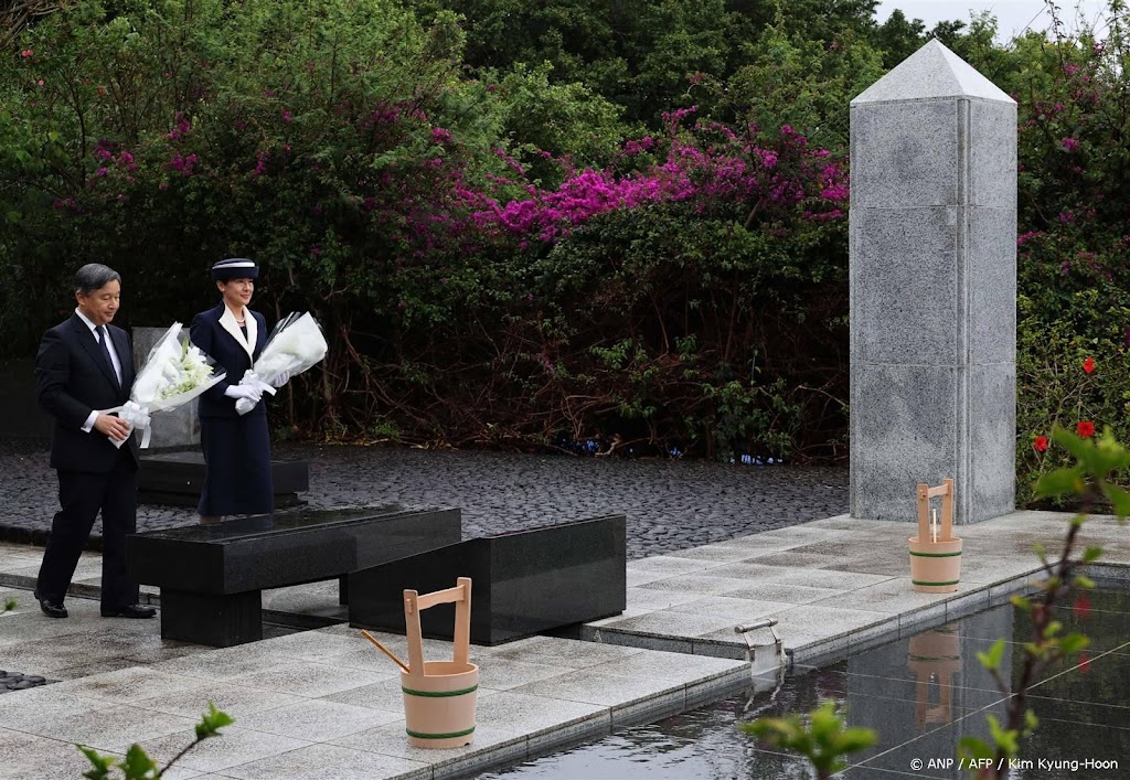 Japans keizerlijk paar bezoekt Iwo Jima 80 jaar na slag in WOII