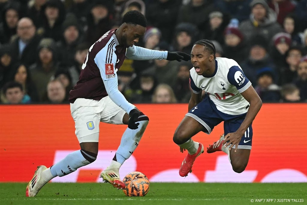 Verdediger Bogarde tekent nieuw contract bij Aston Villa