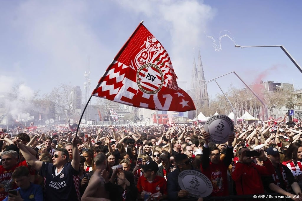 Selectie PSV op Stadhuisplein voor huldiging