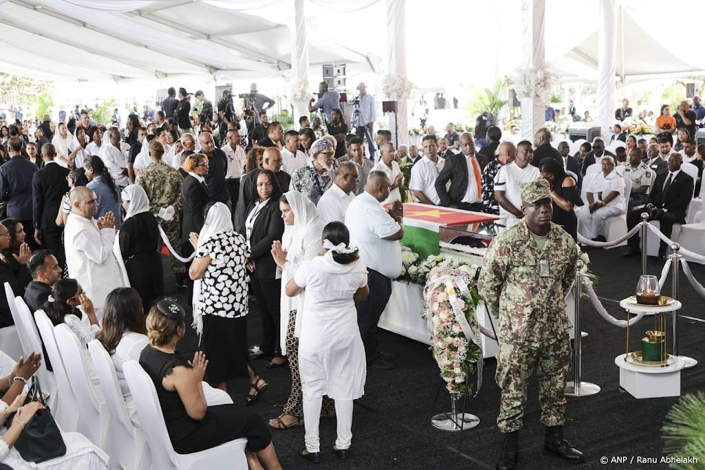 Duizenden bewijzen Surinaamse ex-president Santokhi laatste eer