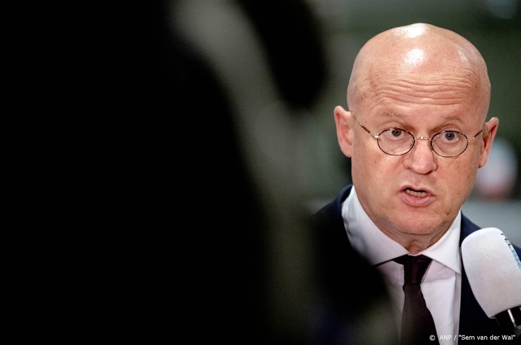Kabinet wil dat OVV corona-aanpak tegen het licht houdt