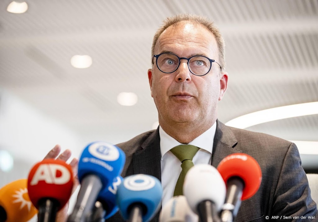 Burgemeester legt bloemen bij zorgboerderij Alblasserdam