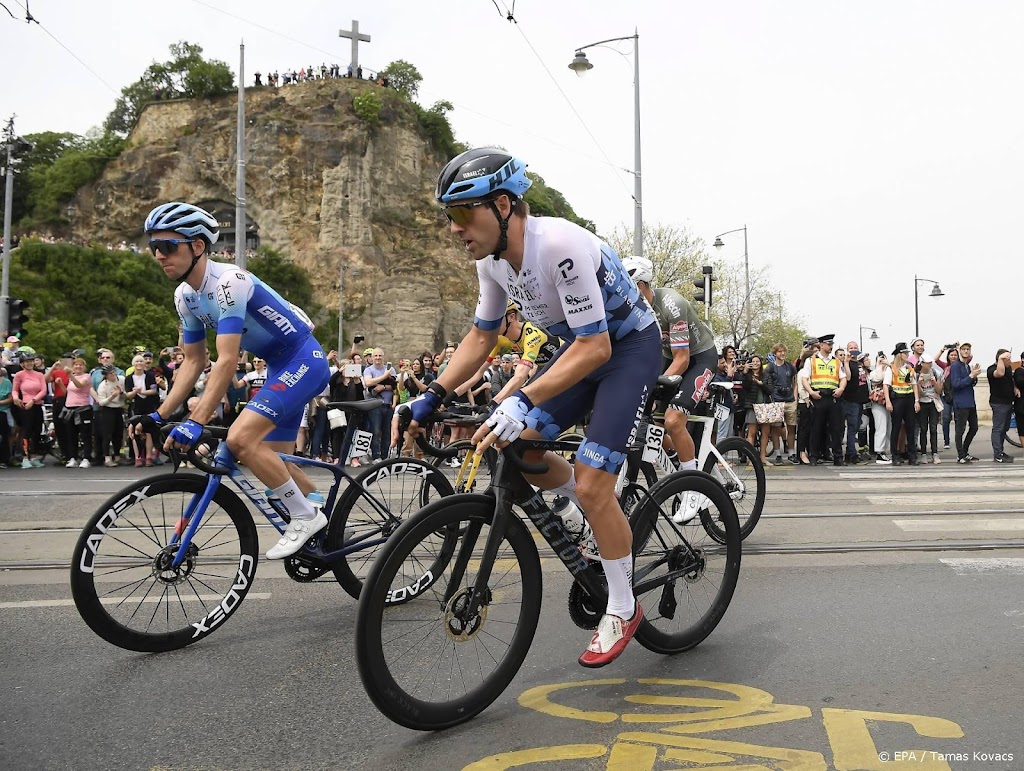 Yates verrast zichzelf met zege in tijdrit in Giro d'Italia
