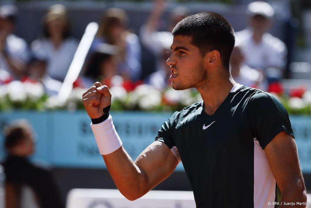 Tennisser Alcaraz verslaat ook Djokovic en bereikt finale Madrid