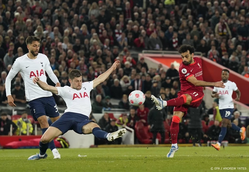 Liverpool speelt in race om landstitel gelijk tegen Spurs  