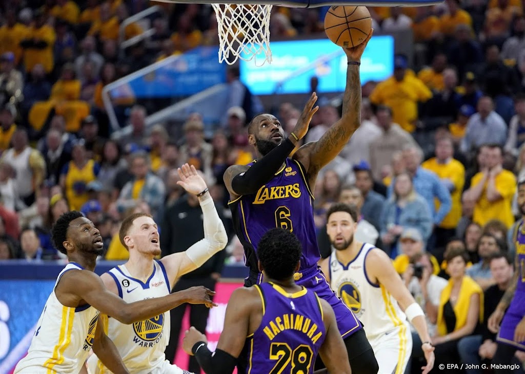 Basketballers Lakers op voorsprong tegen titelverdediger Warriors