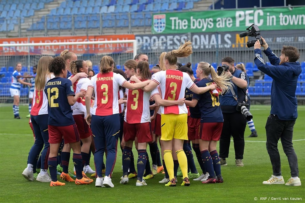 Voetbalsters Ajax veroveren titel met ruime zege bij PEC Zwolle