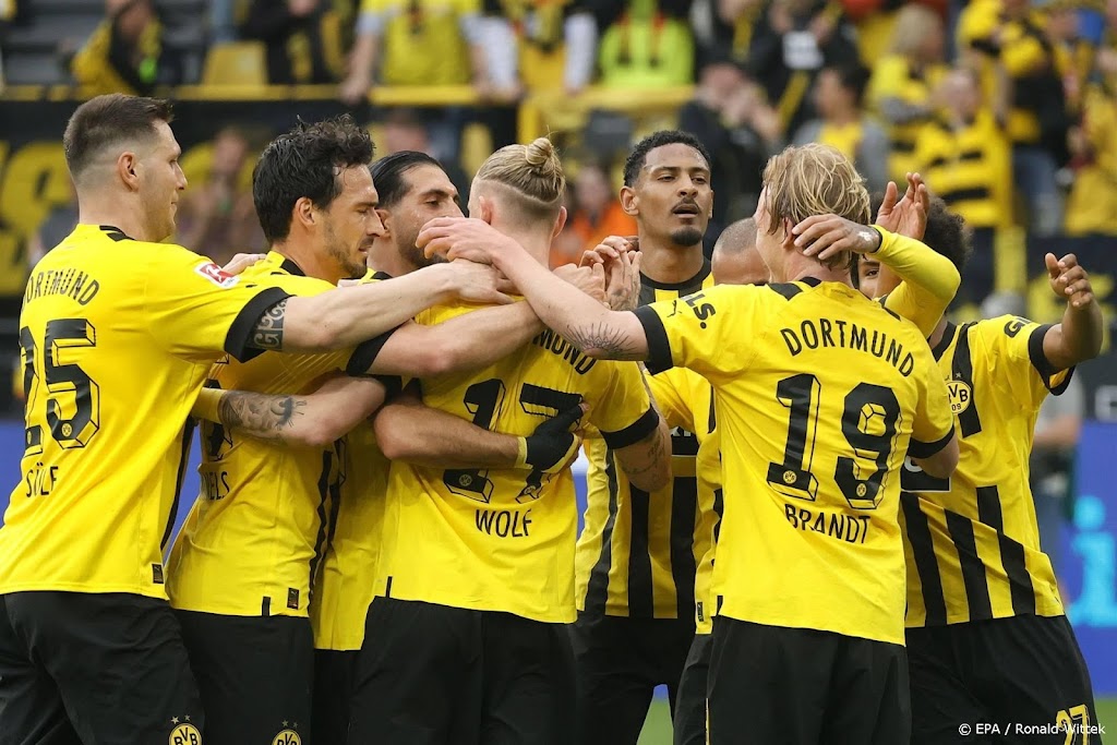 Dortmund blijft mede dankzij treffer Malen in spoor van Bayern