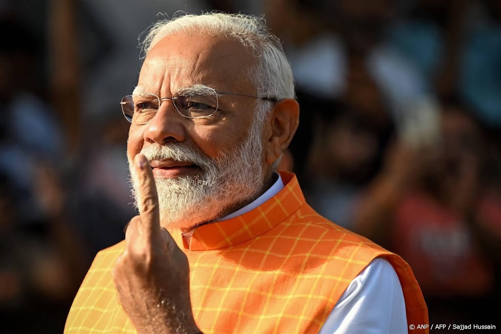 Premier Modi stemt op derde dag van parlementsverkiezingen India