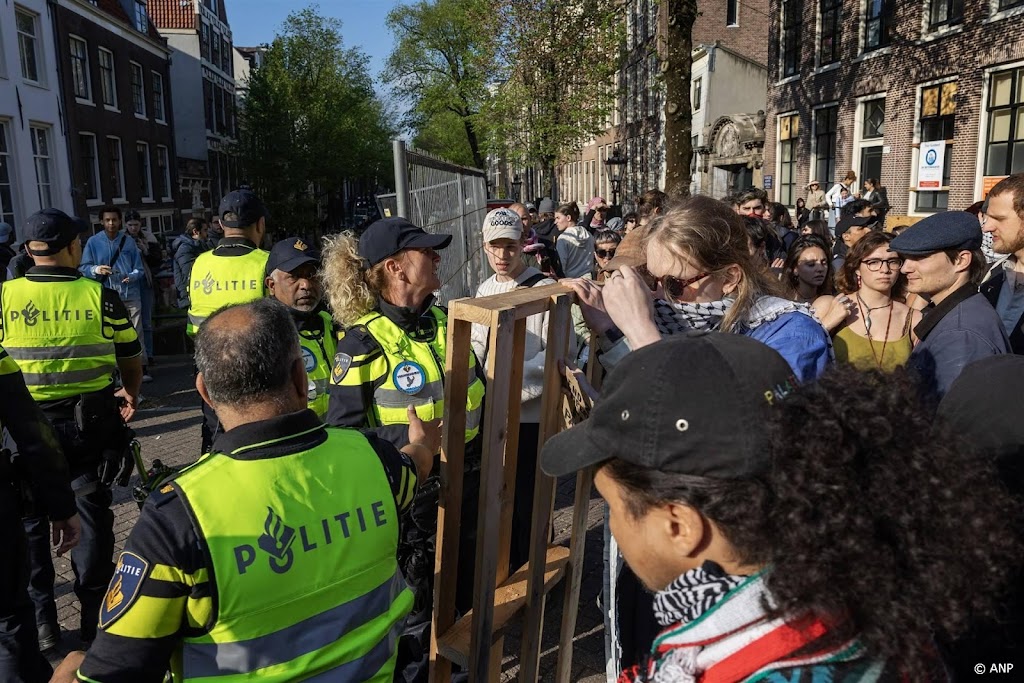 Betogers bouwen barricades bij UvA-complex in centrum Amsterdam