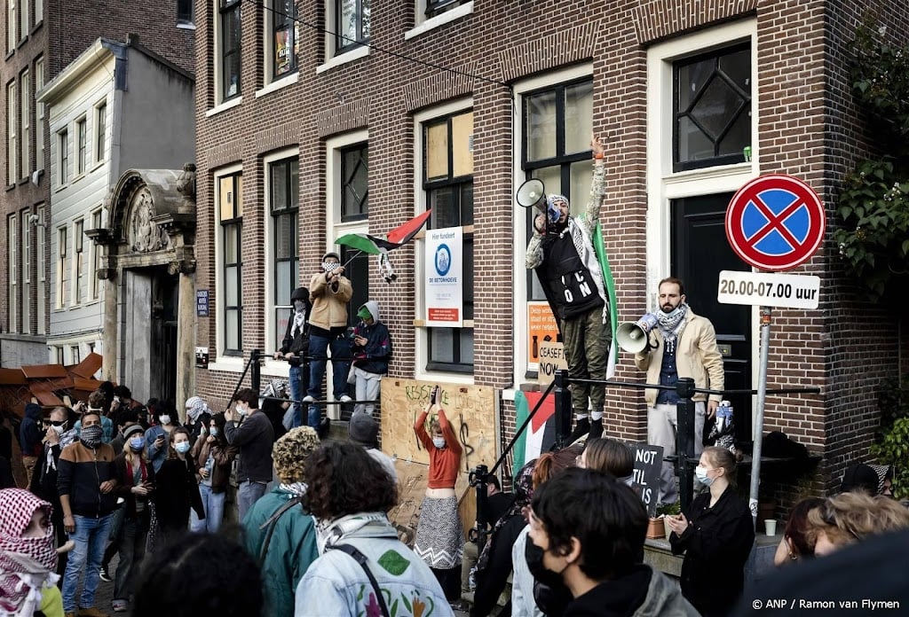 Demonstranten bezetten terrein UvA in centrum Amsterdam