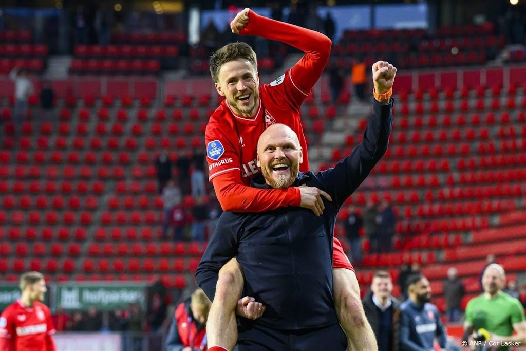 FC Twente bevestigt nieuw contract voor trainer Oosting