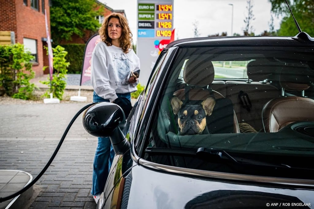 Prijzen aan pomp licht gedaald na sterke daling olieprijzen