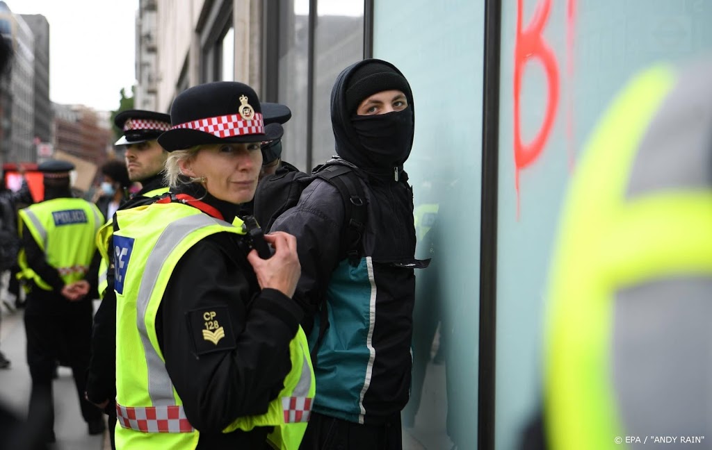 Tien agenten gewond tijdens demonstraties in Londen