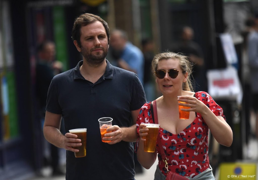 'Britse regering wil kroegen en restaurants eerder openen'
