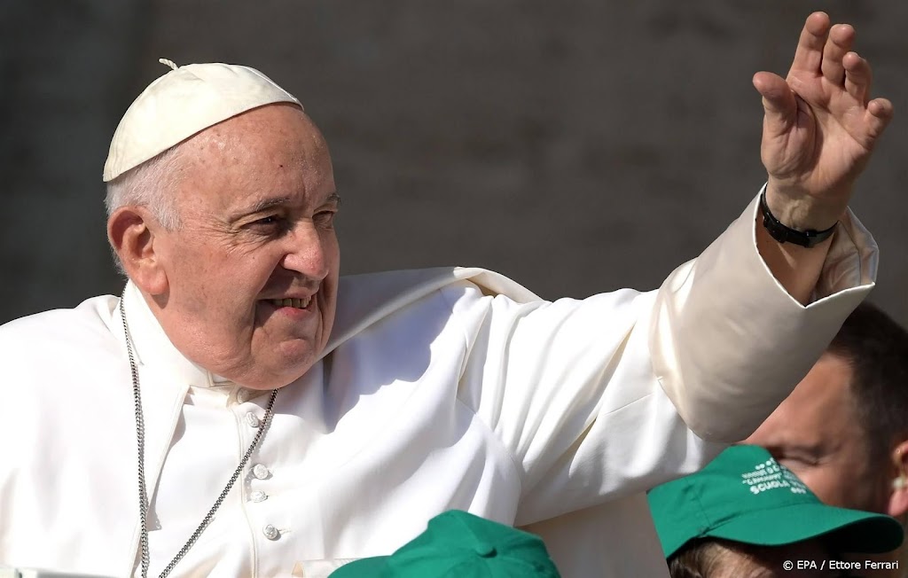  Paus Franciscus naar ziekenhuis voor buikoperatie